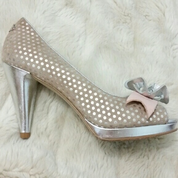 Shoes - 🍒EUC🍒 Princess pumps sz 5.5